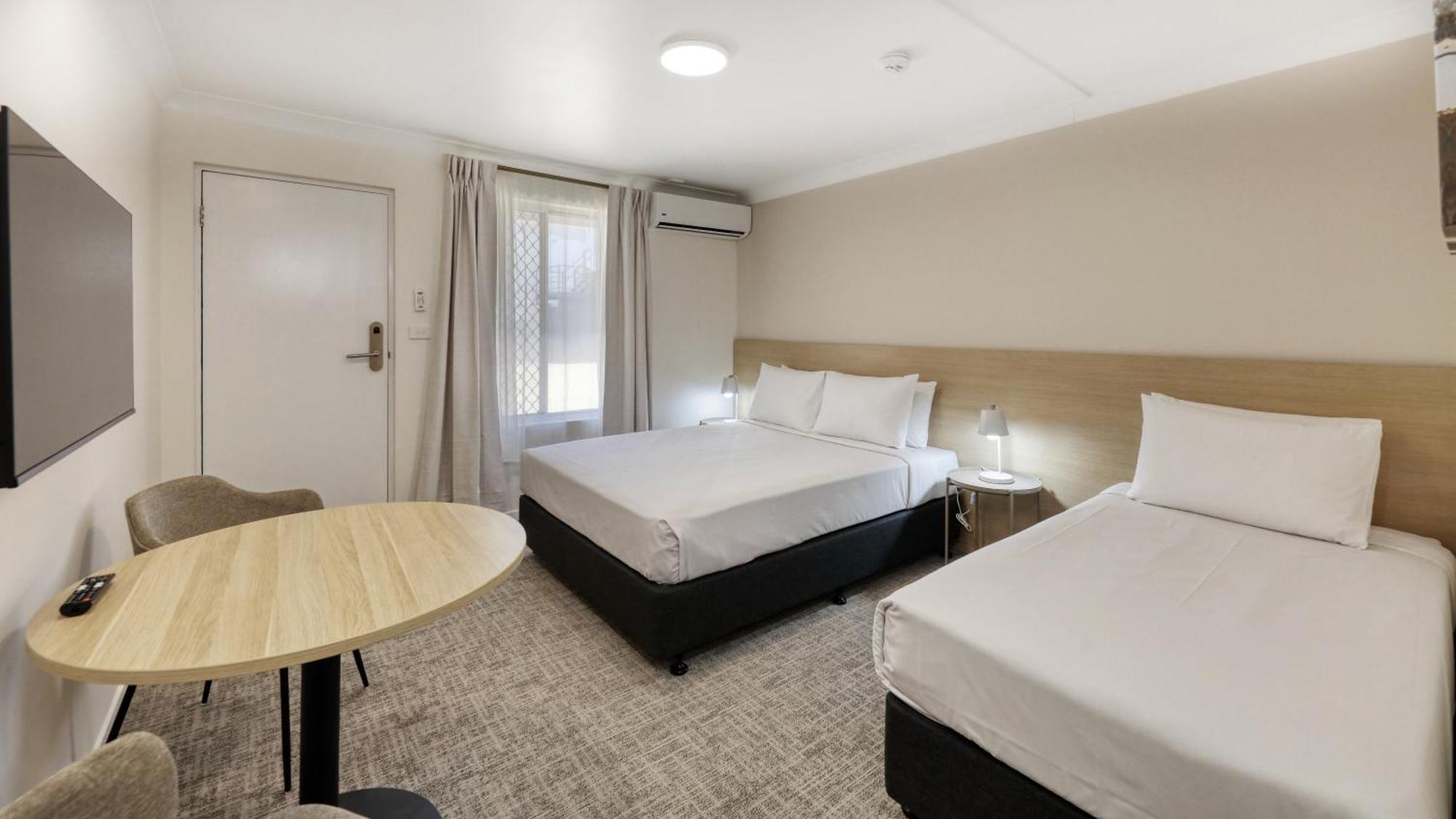 The Phoenix Artesian Spa Resort And Accommodation 모리 외부 사진
