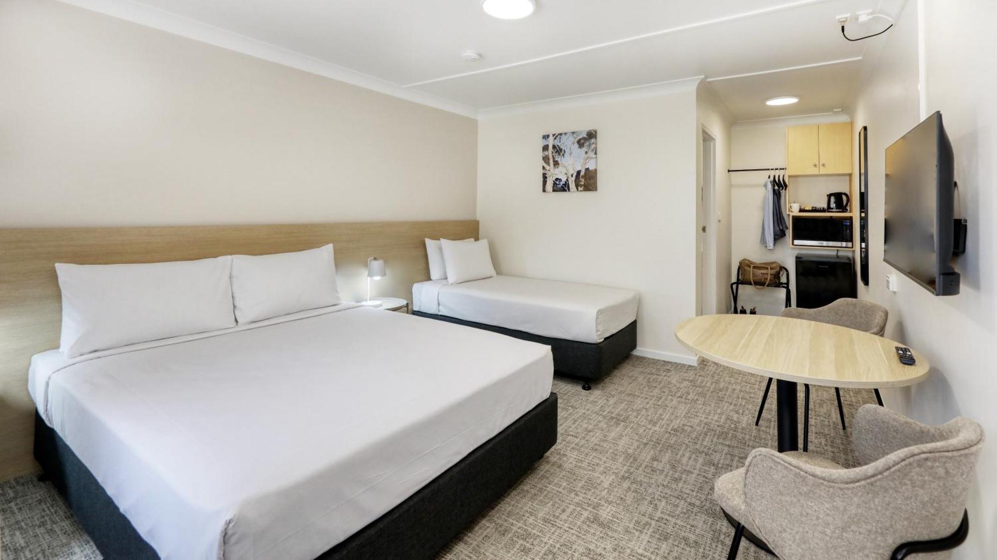 The Phoenix Artesian Spa Resort And Accommodation 모리 외부 사진