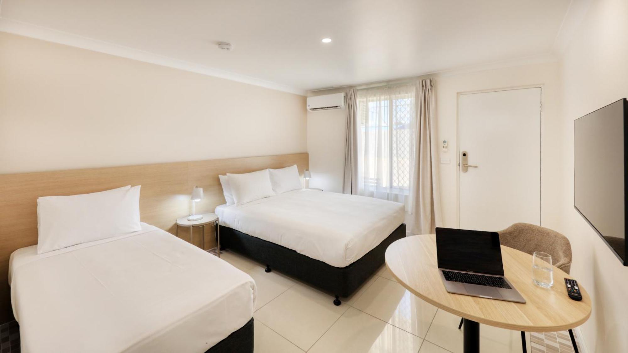 The Phoenix Artesian Spa Resort And Accommodation 모리 외부 사진