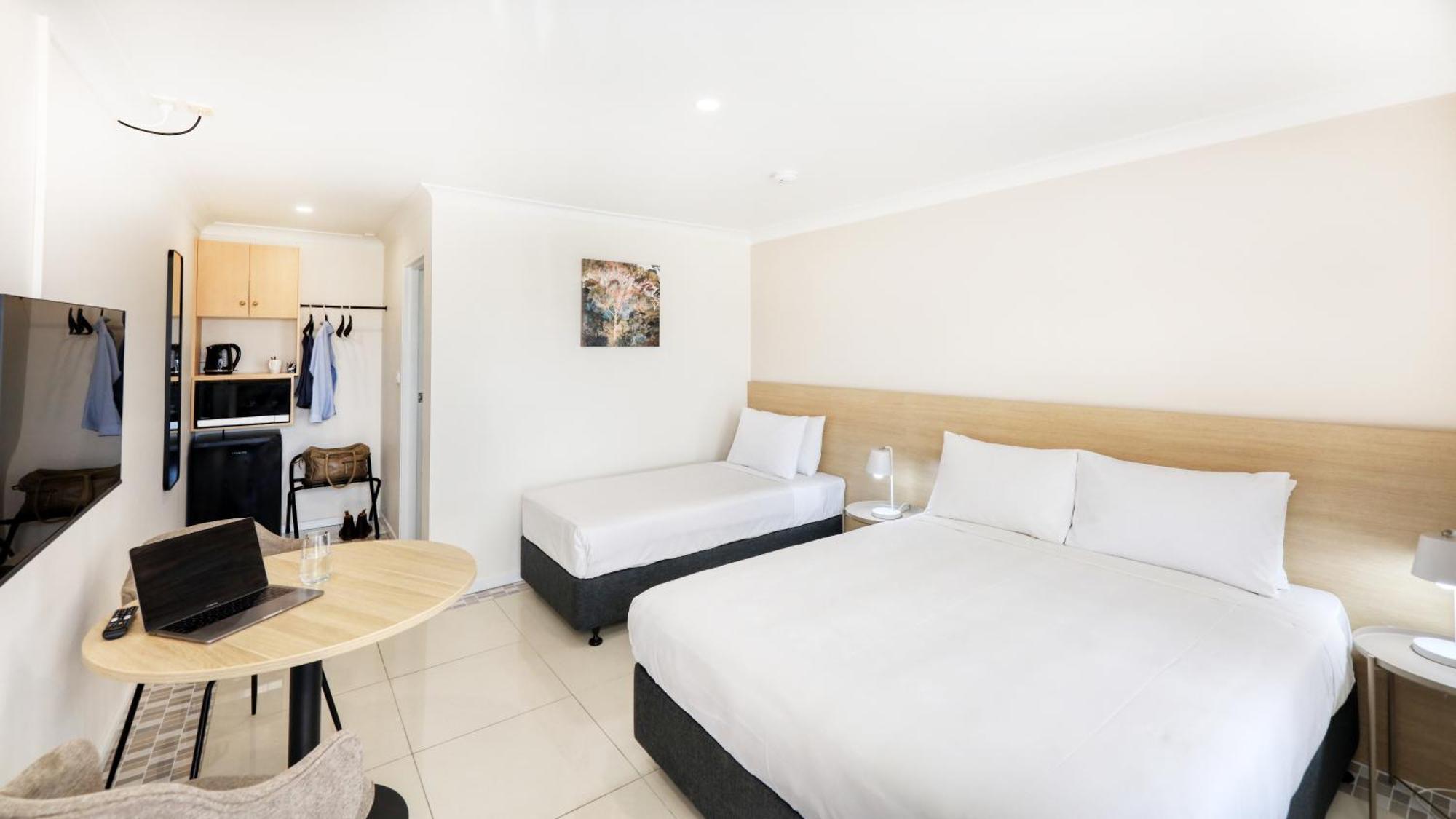 The Phoenix Artesian Spa Resort And Accommodation 모리 외부 사진
