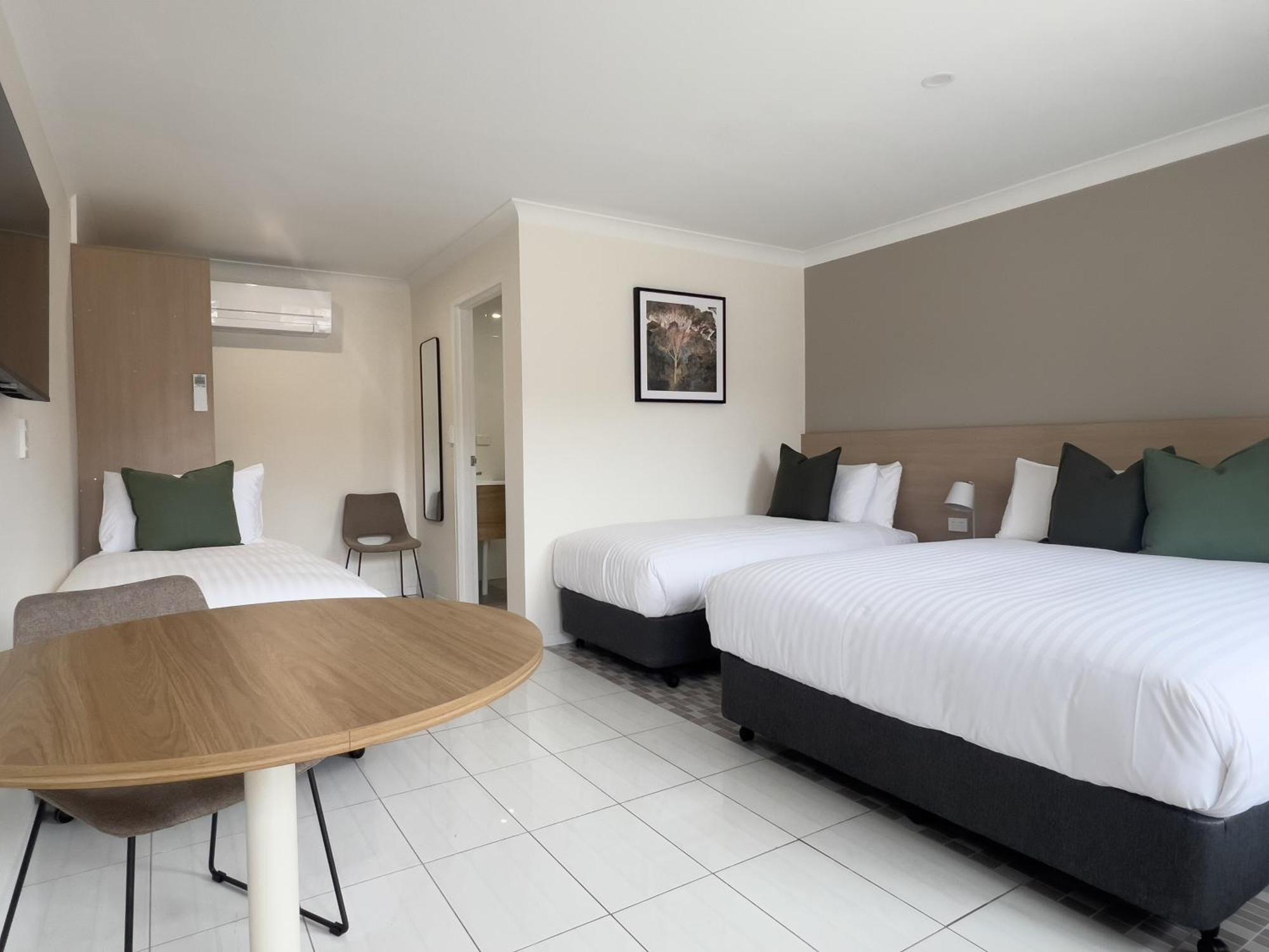 The Phoenix Artesian Spa Resort And Accommodation 모리 외부 사진