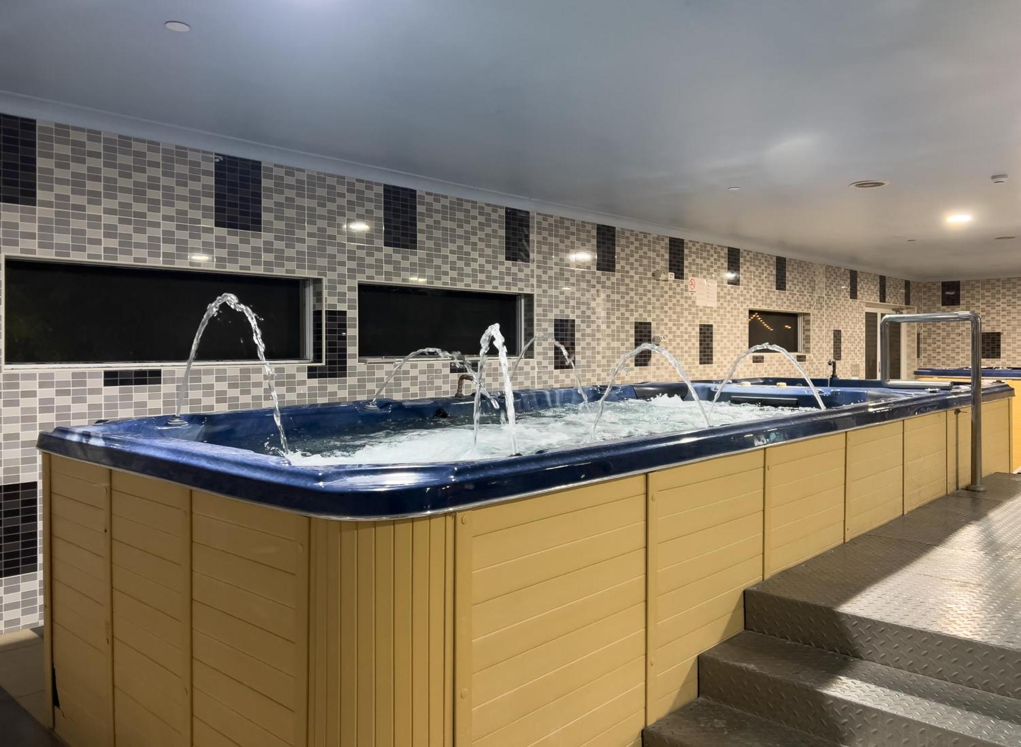 The Phoenix Artesian Spa Resort And Accommodation 모리 외부 사진